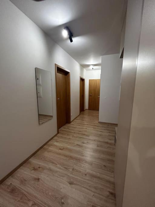 New 2 Bedroom By The Airport - Free Parking Apartament Bratysława
