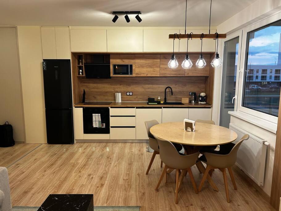 New 2 Bedroom By The Airport - Free Parking Apartament Bratysława