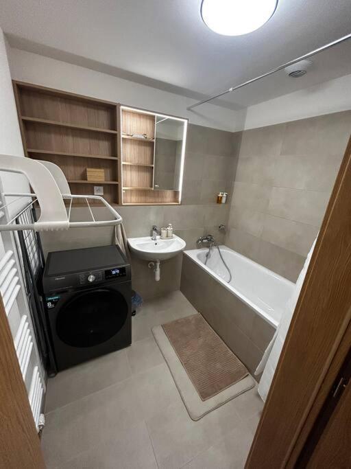 New 2 Bedroom By The Airport - Free Parking Apartament Bratysława