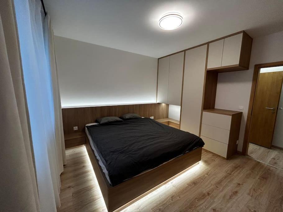 New 2 Bedroom By The Airport - Free Parking Bratysława