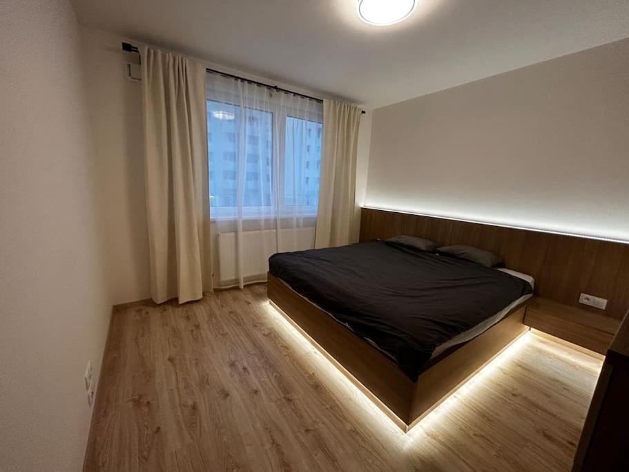 New 2 Bedroom By The Airport - Free Parking Apartament