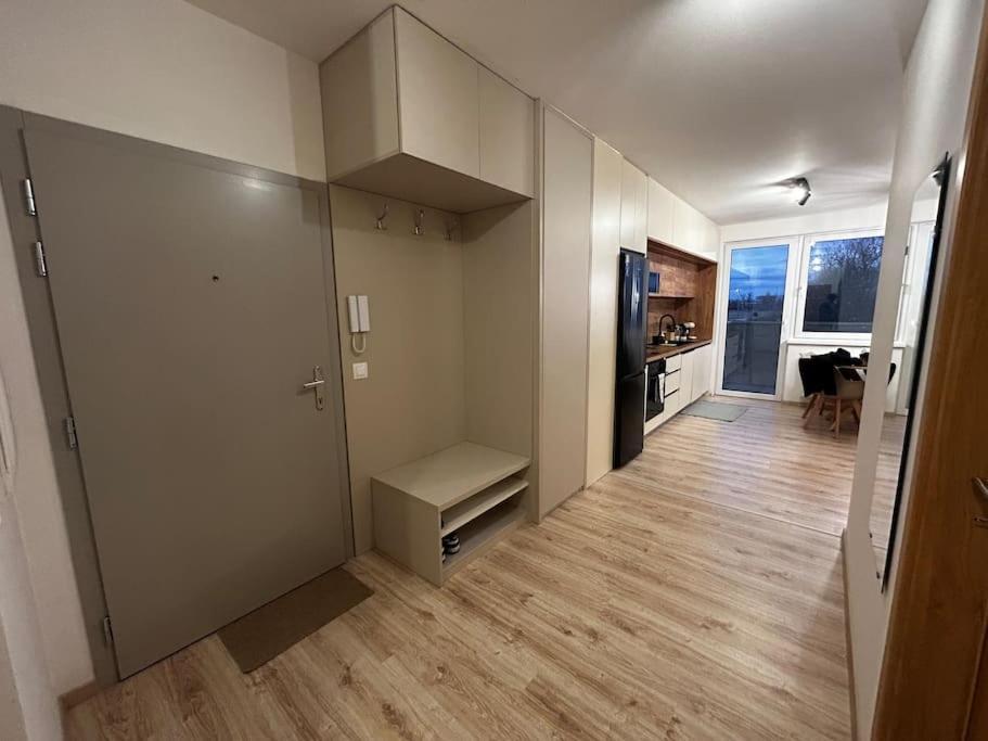 New 2 Bedroom By The Airport - Free Parking Apartament