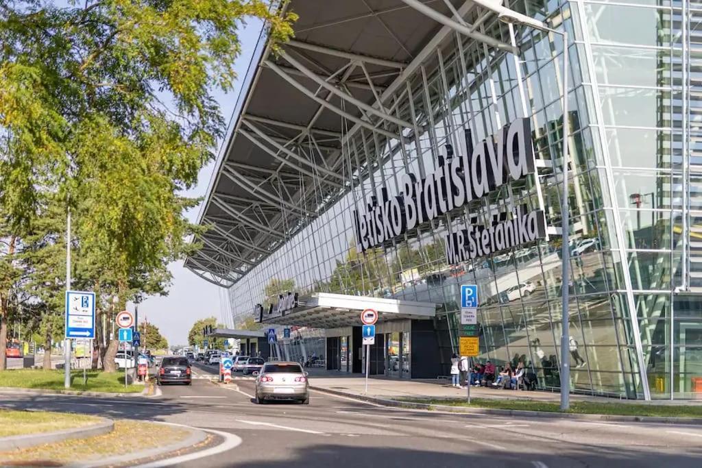 Apartament New 2 Bedroom By The Airport - Free Parking