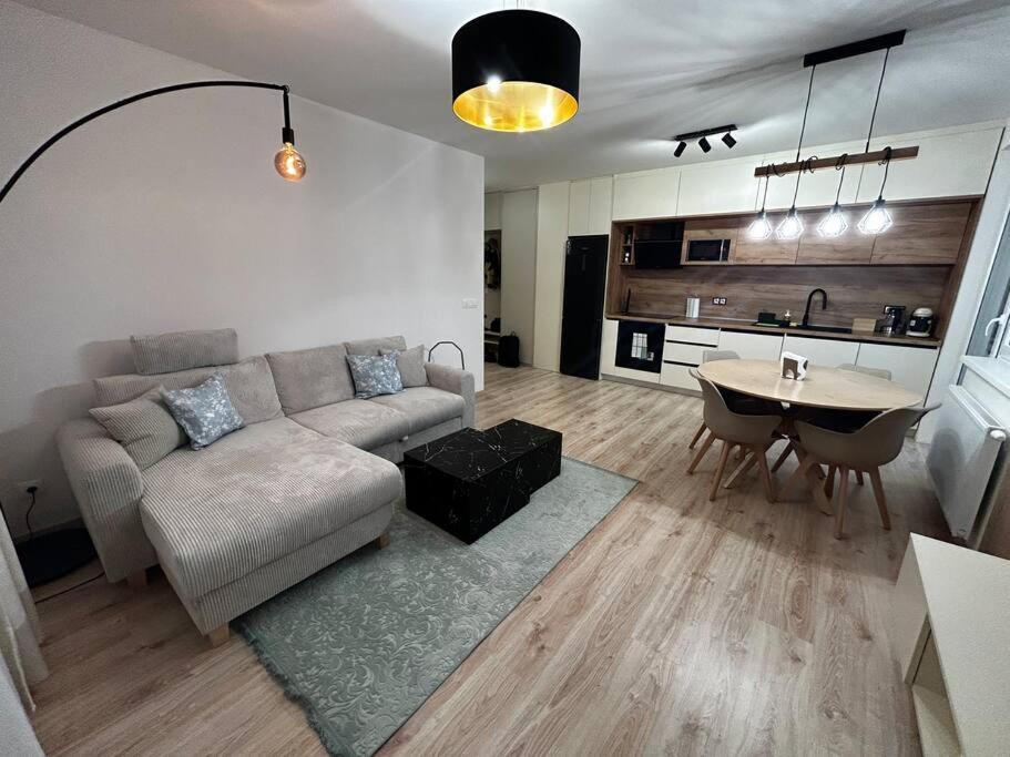 New 2 Bedroom By The Airport - Free Parking Apartament